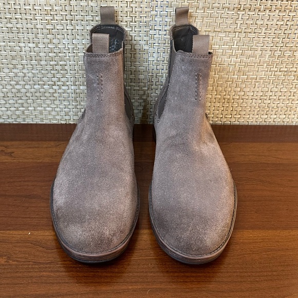 🌟HP🌟Clarks Taupe Suede Chelsea Boots Rubber Sole 10.5 - Picture 3 of 13